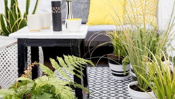 Come allestire un balcone di piccole dimensioni per creare un effetto bosco